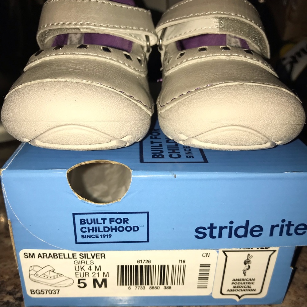 Little girls Striderite shoes - Picture 3 of 4